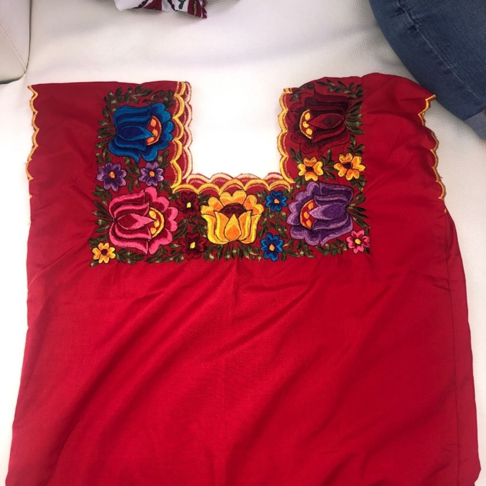 Traditional Mexican Embroidered blouse/ Blusa tradicional Mexicana bordada